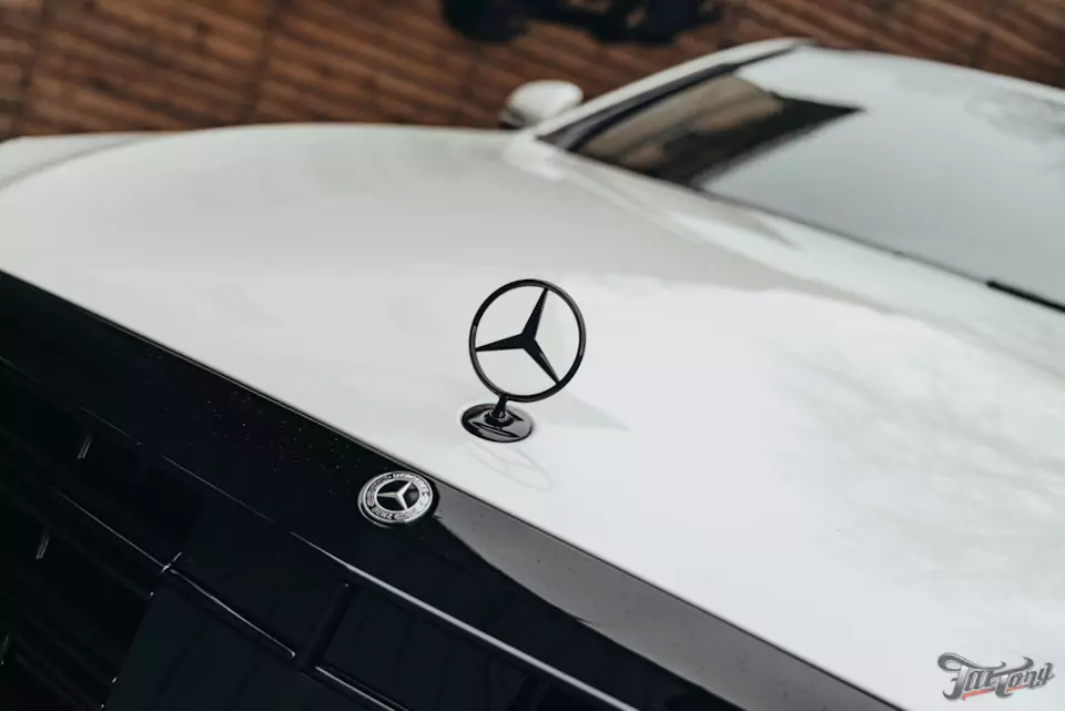 Выполнили полный антихром для Mercedes W222, произвели комплекс детейлинг-услуг и фирменный Шиномонтаж на вибростенде на стендах Hunter